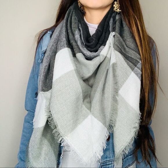 Black and white plaid scarf - Picture 1 of 1